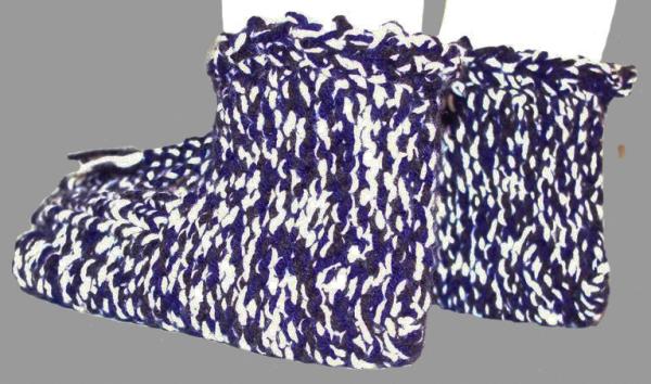 Knitted slippers in dark blue, black, white from polyester in size 38/39